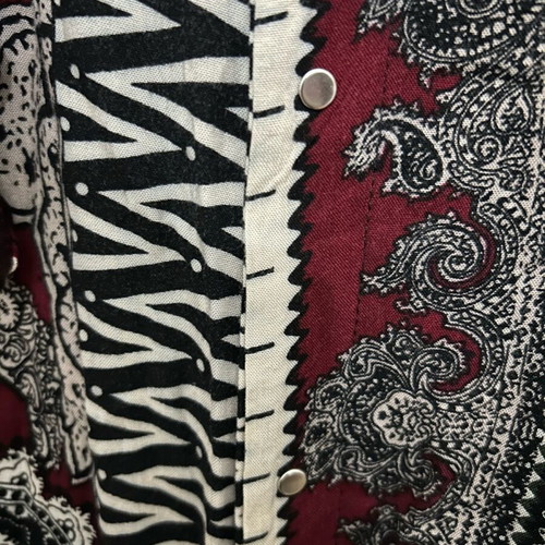 Dejavu shirt with neck tie like new, red