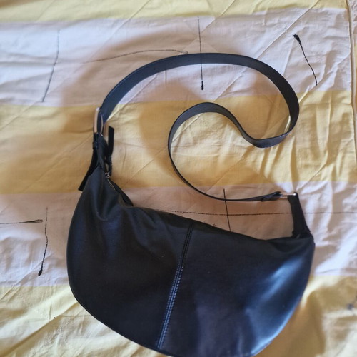 Minimal black shoulder bag like new