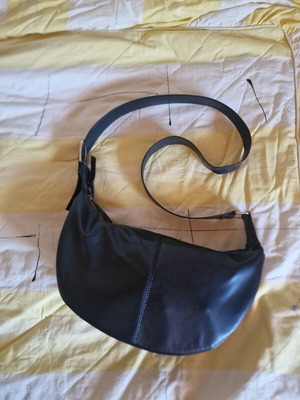 Minimal black shoulder bag like new