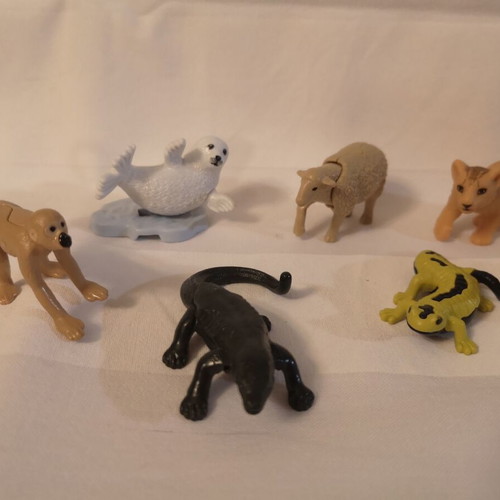 Kinder animal figures pack of 11 like new