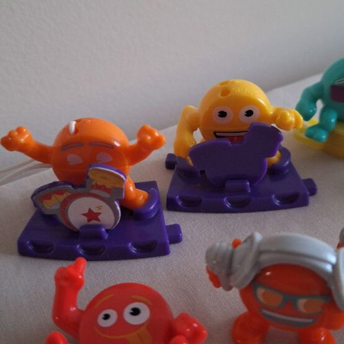 Kinder Joy Music Emoji Friends set of 8 figures like new