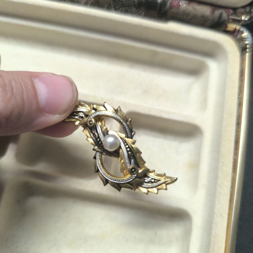 Gold brooch with pearl vintage, like new