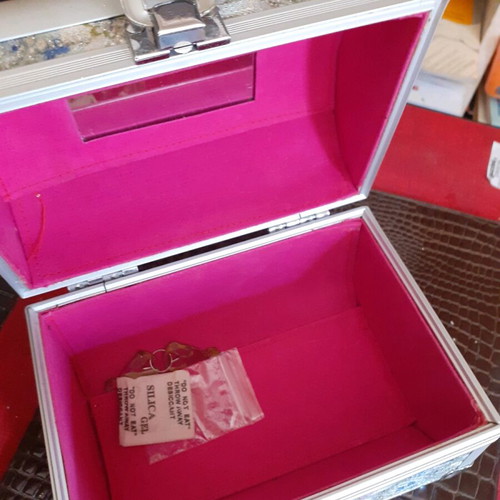 Jewelry box new pink and silver with lock for jewelry