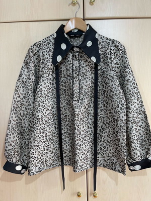 Πουκάμισο animal print μεταχειρισμένο με πουά γιακά και κορδέλα