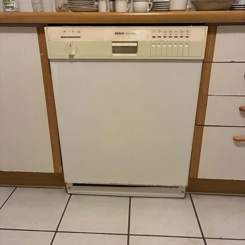 Bosch dishwasher like new, dimensions 60x60x82 cm, missing internal racks