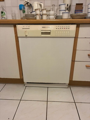 Πλυντήριο πιάτων Bosch σαν καινούργιο, διαστάσεις 60x60x82, χωρίς εσωτερικά ράφια