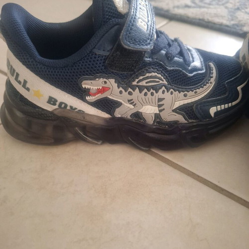 Bull Boys kids sneakers size 27 like new, blue with lights