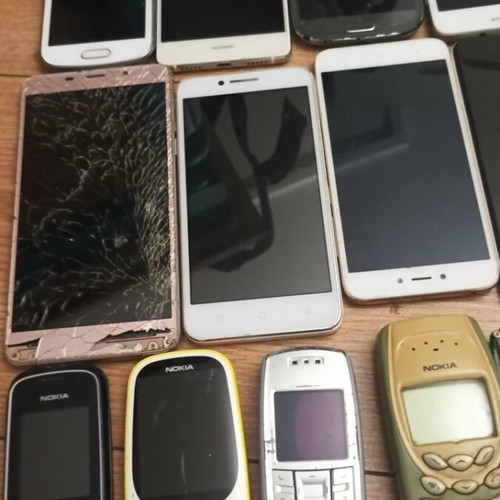 Mobile phones used, pack of 23 various models, no chargers