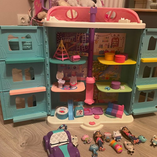 Gabby's Dollhouse playset with Carlita car and all cat figures