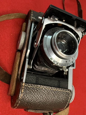 Πτυσσόμενη vintage φωτογραφική μηχανή μεταχειρισμένη με δερμάτινη επένδυση