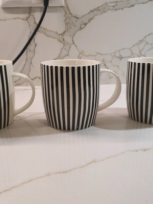 Porcelain mugs like new