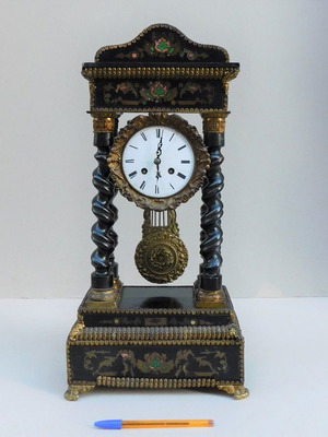Portico Napoleon III clock made of wood and bronze with turtle shell inlay