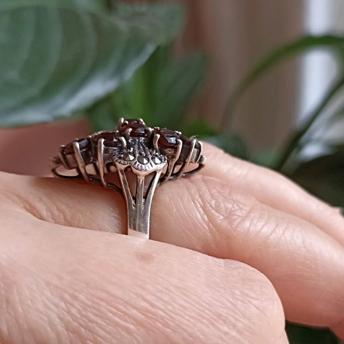 Silver 925 ring with 11 garnets and marcasites like new