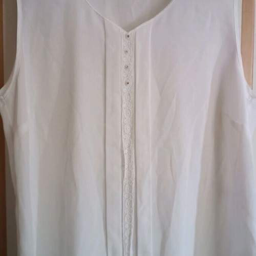 Sleeveless women's top white size XL like new