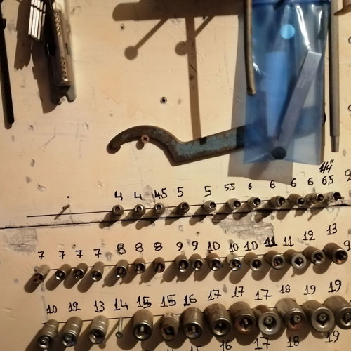 Screws of various sizes new, pack of 38 pieces