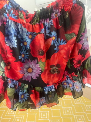 Lynne skirt like new in black and red