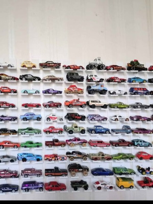 3D принтирана стойка Hotwheels за 5 коли в червено, бяло и черно