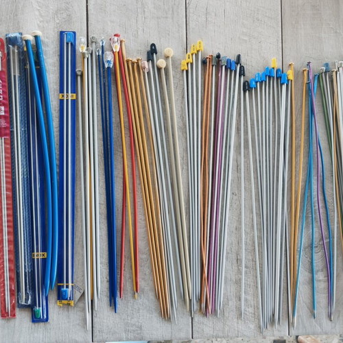 Knitting needles like new, pack of about 70 pairs, various sizes