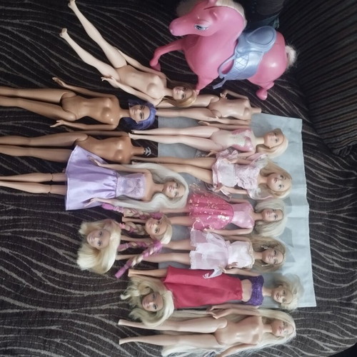 Barbie dolls pack with 9 dolls, 2 bodies, 3 heads and a horse