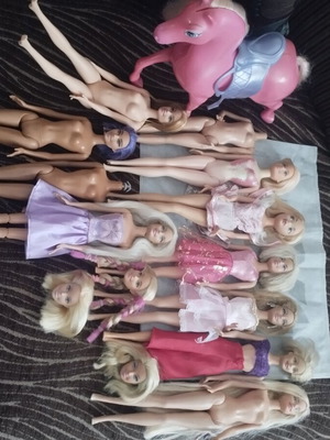 Barbie dolls pack with 9 dolls, 2 bodies, 3 heads and a horse