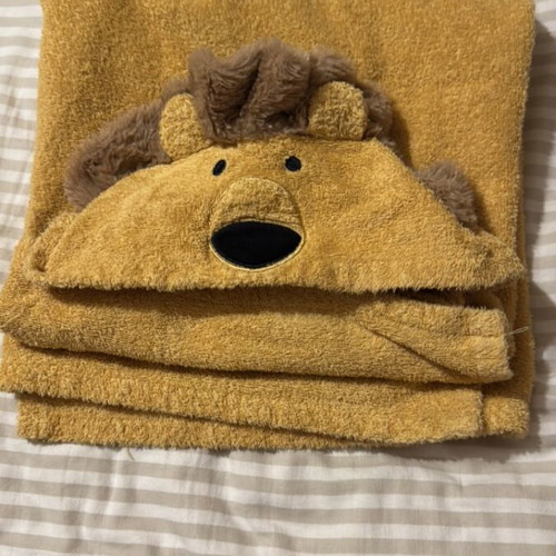 Baby lion hooded bathrobe