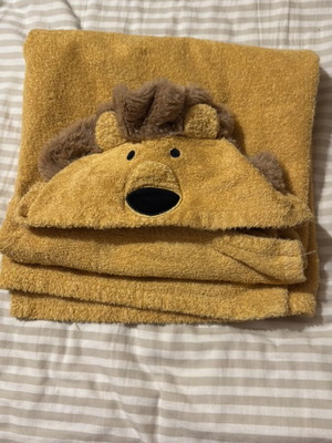 Baby lion hooded bathrobe