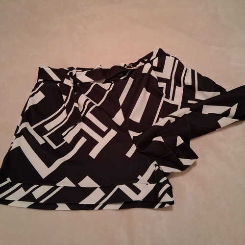 Shorts wide new with belt, size Medium, black and white