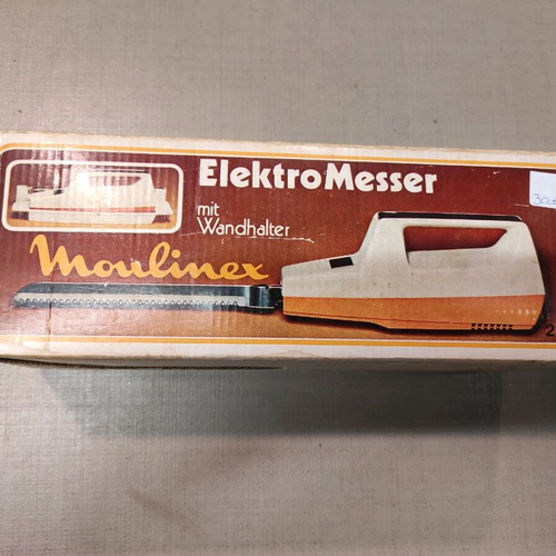 Electric knife used with stainless steel blades