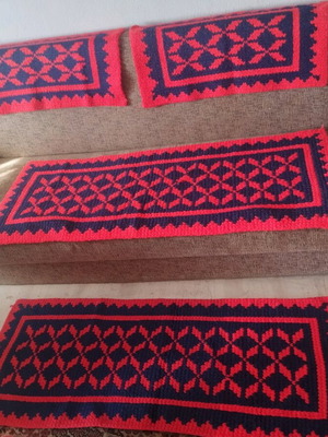 Set of four runners like new