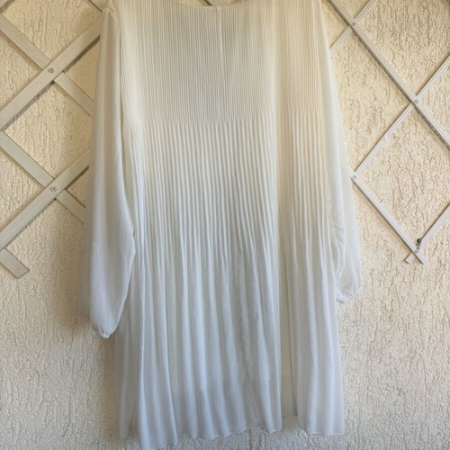 White pleated dress with sleeves in very good condition