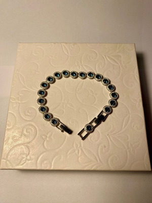 Swarovski bracelet with blue crystals tennis style like new