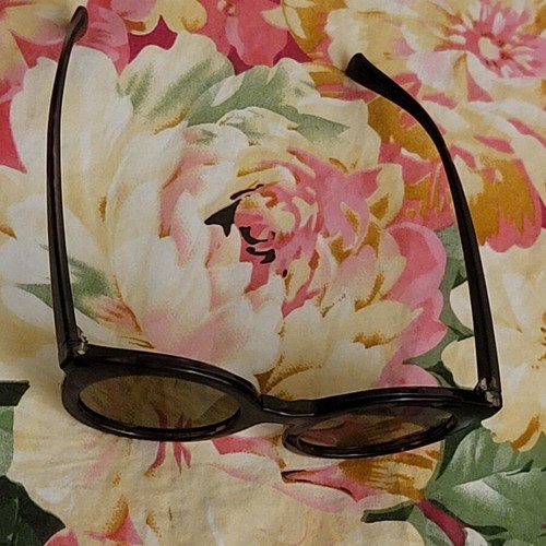 Sunglasses with purple mirror lenses