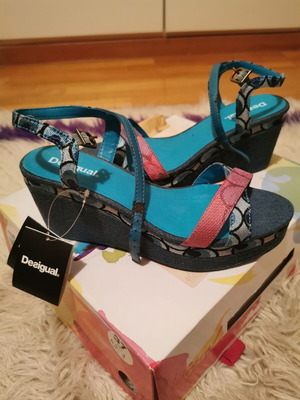 Πέδιλα πλατφόρμες Desigual Dustin 3 μεταχειρισμένα, μέγεθος 37, μπλε-κόκκινο