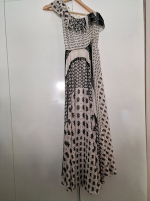 Bsb dress long one-shoulder used with gold thread details