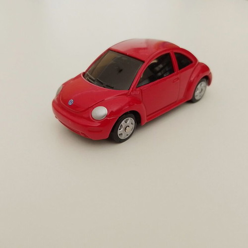 Volkswagen New Beetle metal miniature by Maisto like new, red