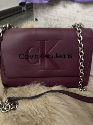 Calvin Klein τσάντα ώμου σαν καινούργια, μωβ, ιδανικό μέγεθος για καθημερινή χρήση