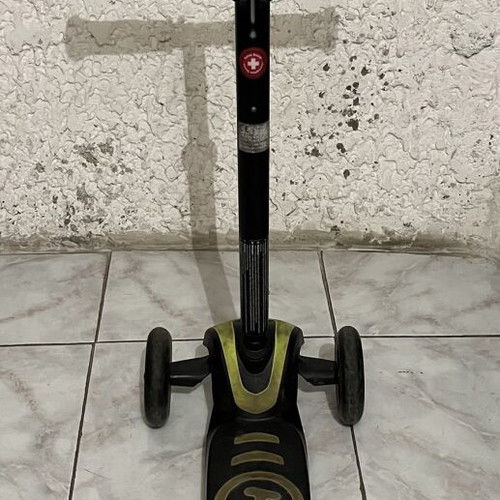 Smart Trike T5 kids scooter used with light-up wheels
