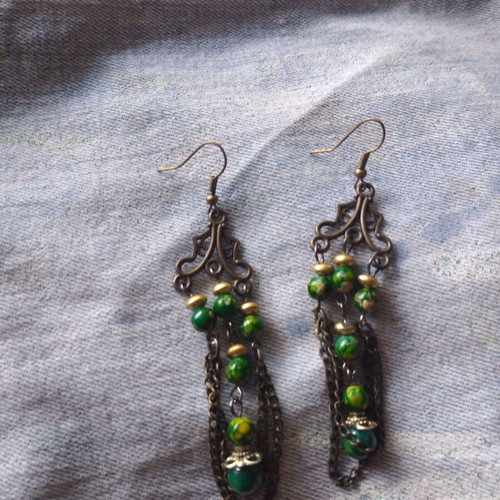 Dangling earrings with chain and emerald beads, lightweight