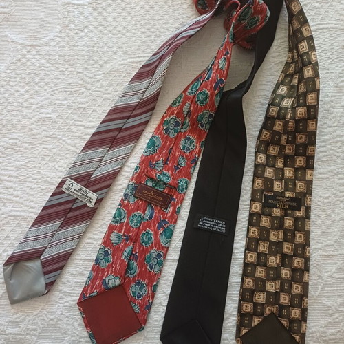 Set of 4 men's ties vintage and classic designs