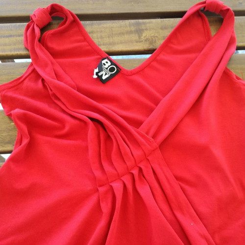 Red top used, size M