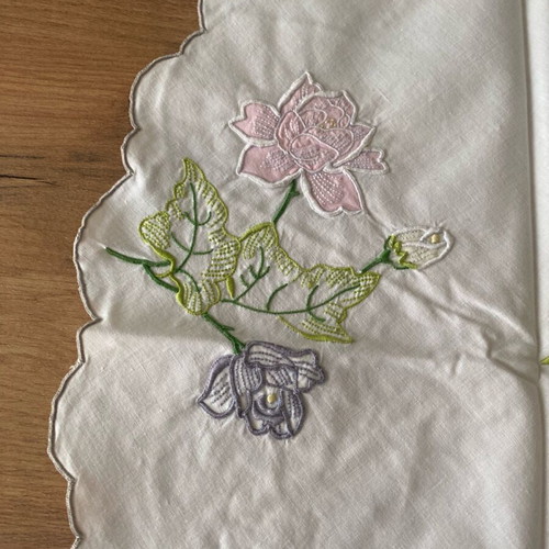 Round tablecloth like new, white with flowers, 79cm diameter