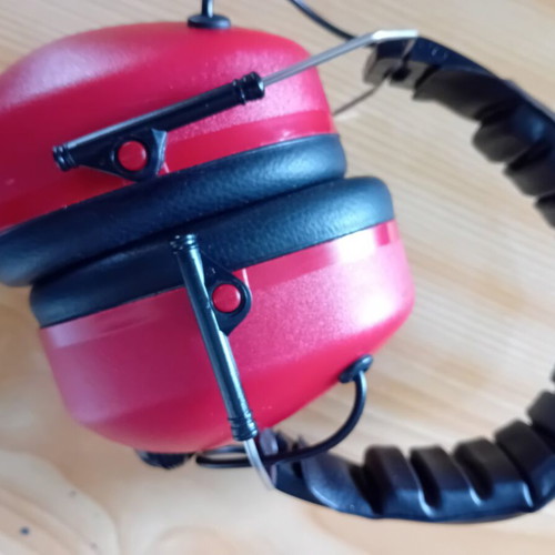 Noise-cancelling headphones like new, 2 pairs