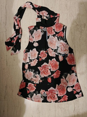 Sleeveless blouse with neck tie like new, rose pattern