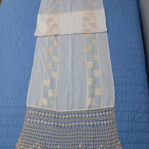 Table runner like new with lace in ecru and beige