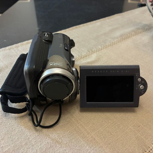 JVC GZ-MG37AS video camera like new with HDD and remote control