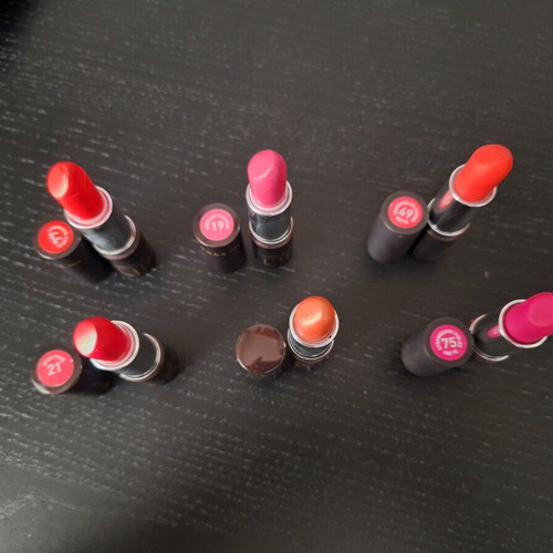 Korres lipstick set in like new condition, 6 pieces