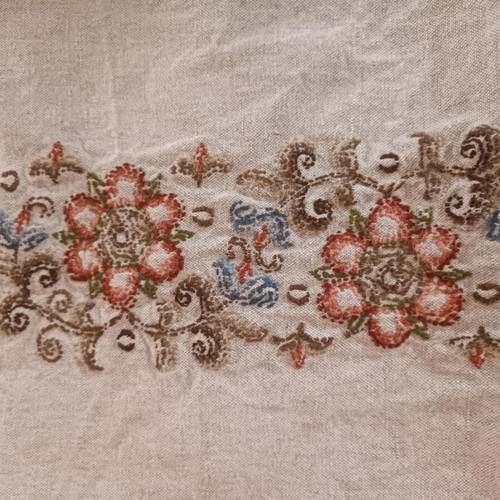 Traditional embroidered table runner like new with floral motifs