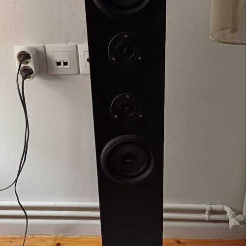 Speaker column like new with Bluetooth, USB, radio, and bass amplifier