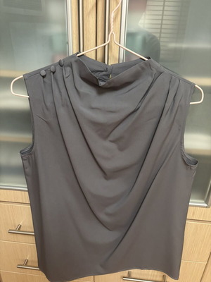 Sleeveless top gray size L like new