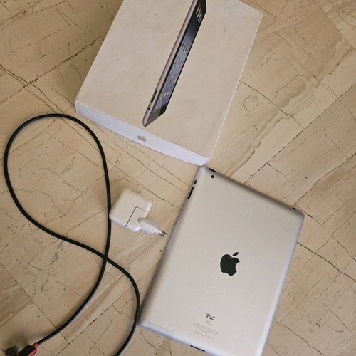 Ipad 2 16gb used with cracks on two corners, with box and original charger